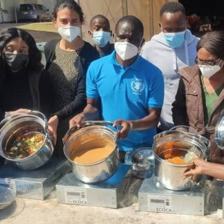 Un groupe de personnes présentant des aliments cuisinés